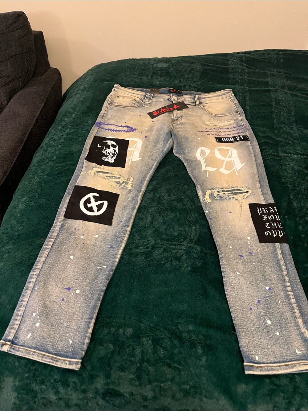 Men's Light Wash Straight Jeans with Graphic Patches - Blue